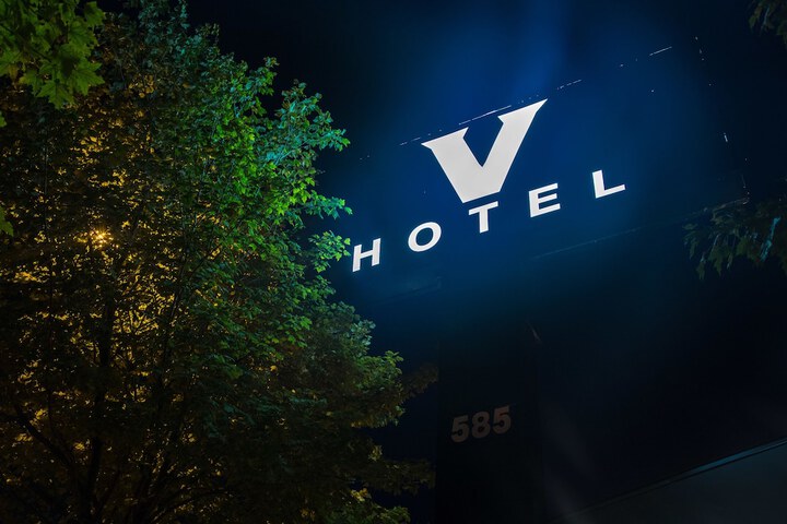 Hotel 2 of 105