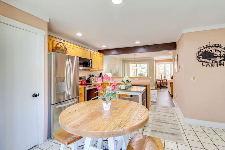 Hike Golf & Explore: Pocono Pines Townhome