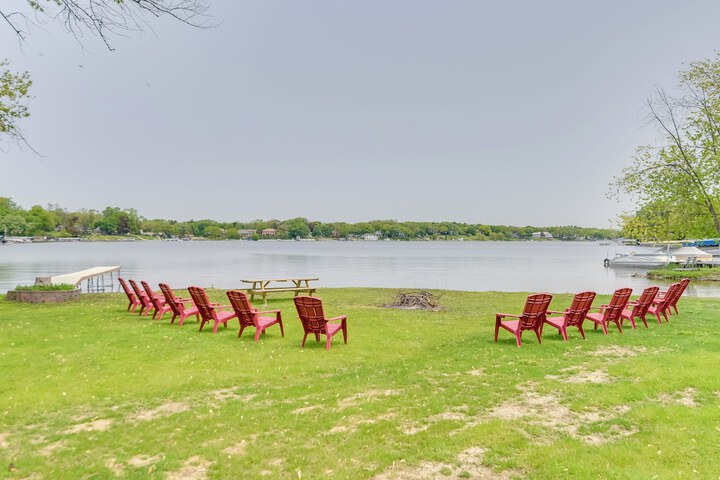 Pistakee Lake Estate w / Boat Dock & Hot Tub!