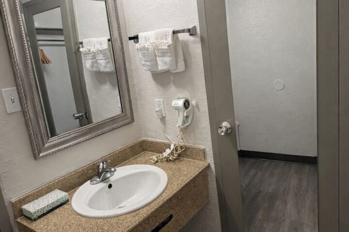 Express Inn & Suites