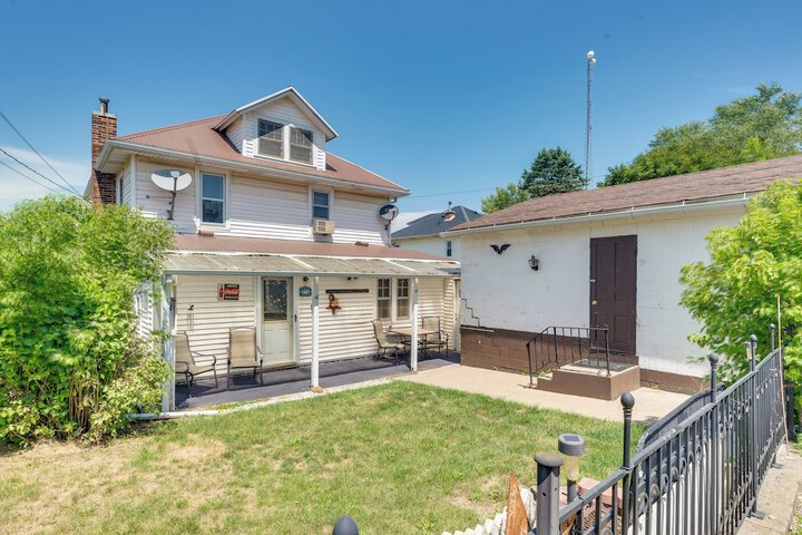 Cozy Iowa Getaway w / Patio & Fenced-in Yard!