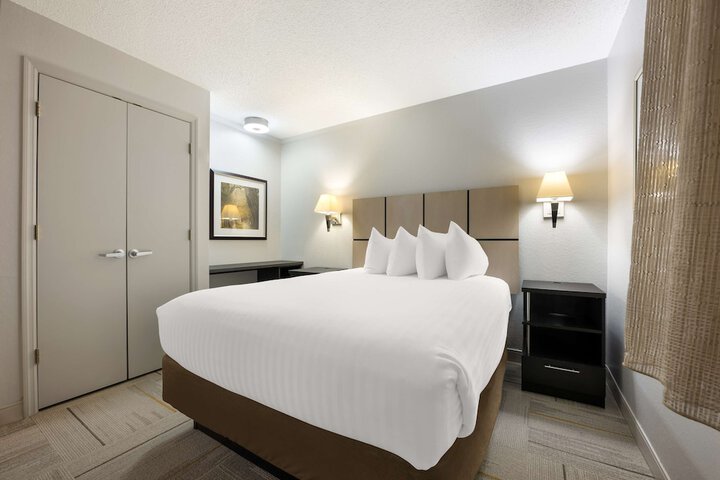 Room 13 of 35