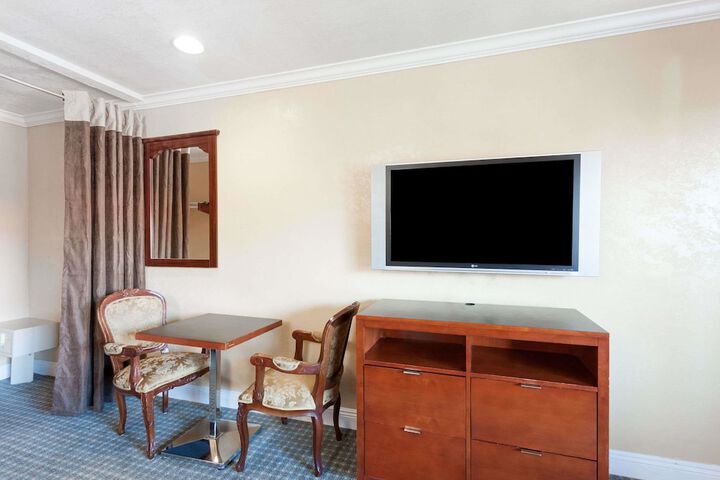 Room 5 of 10