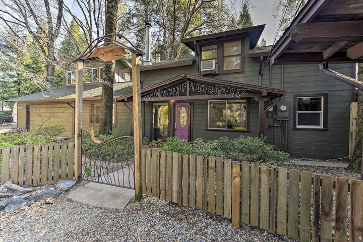 Peaceful Cottage w / Grill & Yard in Grass Valley!
