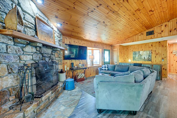 Cullowhee Mountain Retreat w / Deck and Fire Pit!