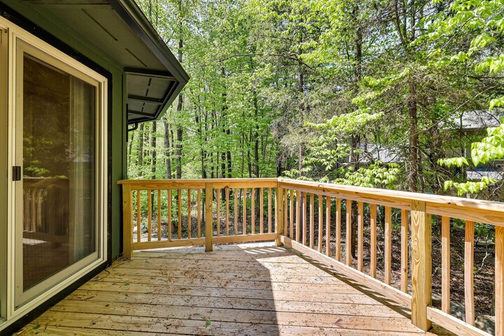 Private Deck & Grill: Pocono Pines Retreat!