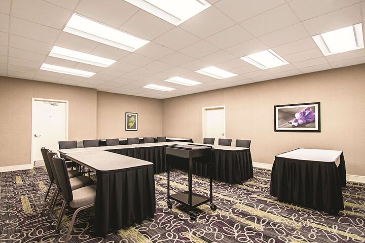 La Quinta Inn & Suites by Wyndham Cincinnati Sharonville
