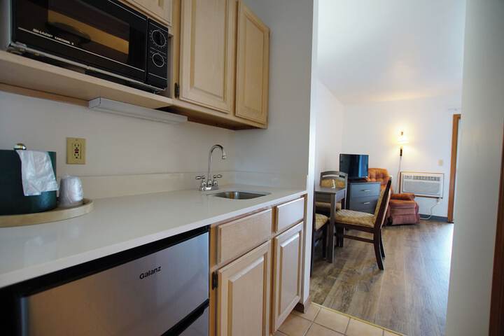 Snyders Shoreline Inn