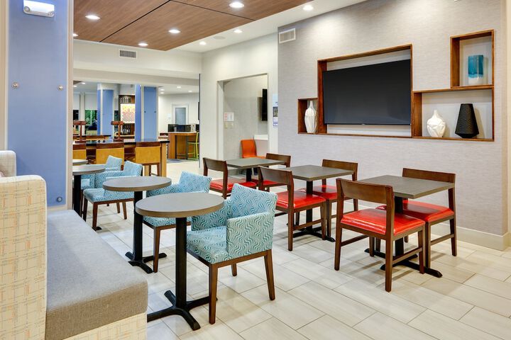 Holiday Inn Express & Suites Dallas NW - Farmers Branch by IHG