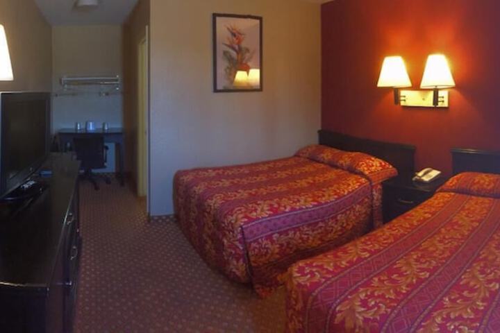 Hilltop Inn & Suites