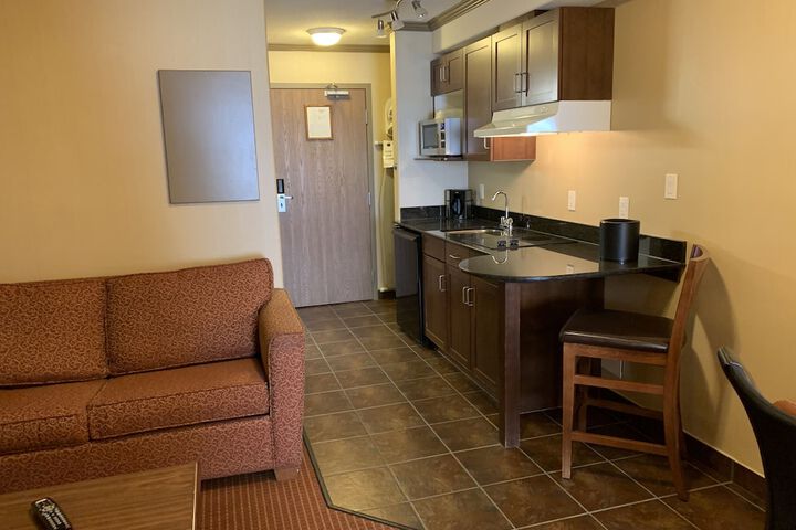 Merit Hotel & Suites
