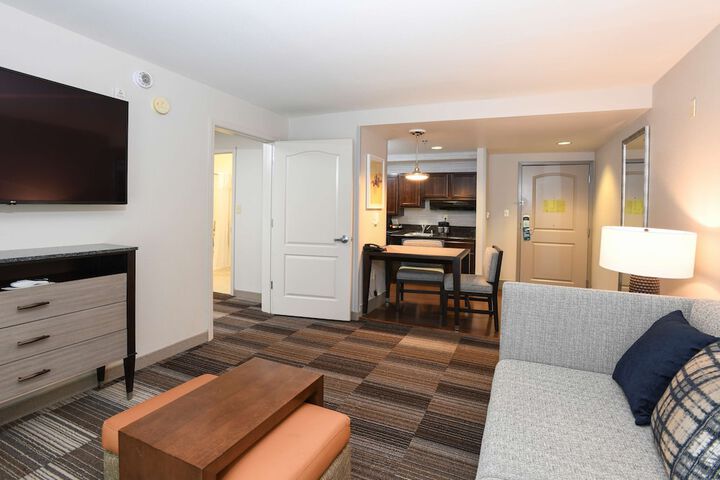 Room 32 of 76