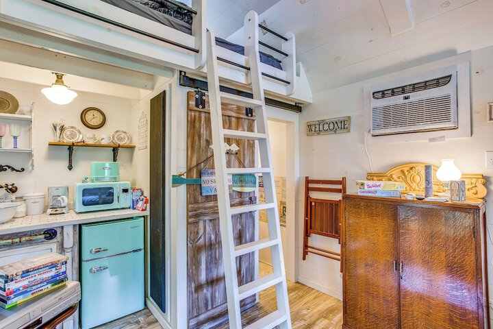 Lake Holbrook Waterfront Vacation Rental w / Dock!