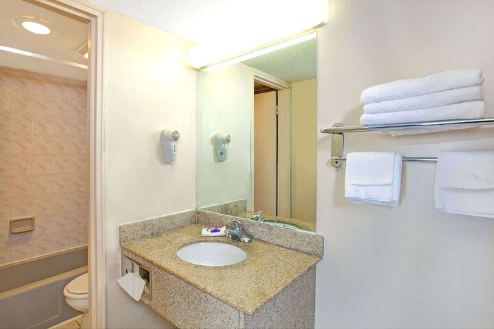 Room 9 of 16