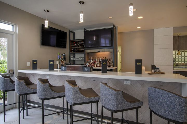 Lounge 73 of 82