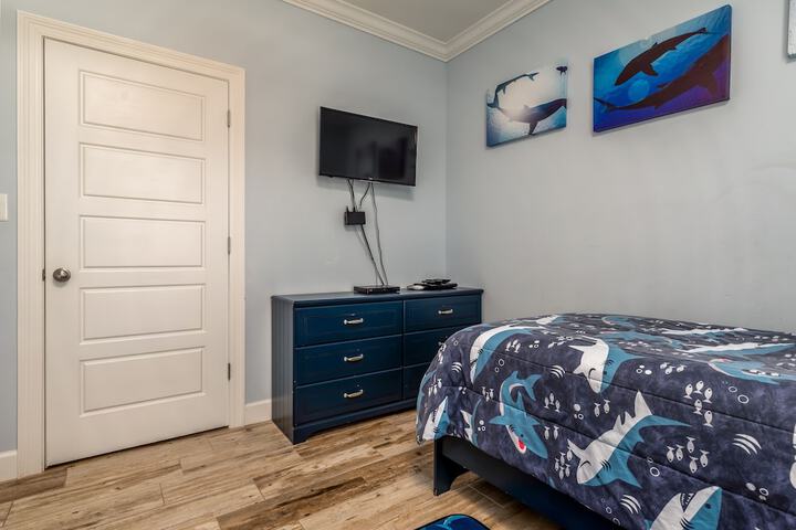 Awake on the Gulf - Gulf Front! Gaze Up at the Stars From Your Large Deck While Listening To The Waves Crash. 4 Bedroom Home by RedAwning