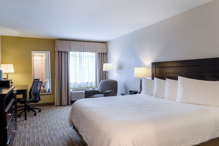 Holiday Inn Express & Suites Chicago-Libertyville by IHG