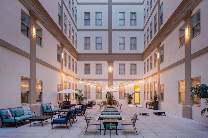 Hotel Exterior 73 of 77