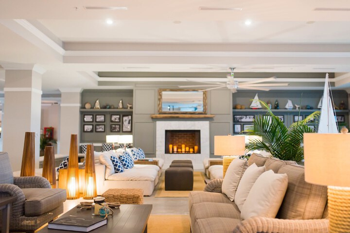 Lounge 72 of 106