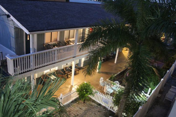 Hotel Exterior 60 of 80