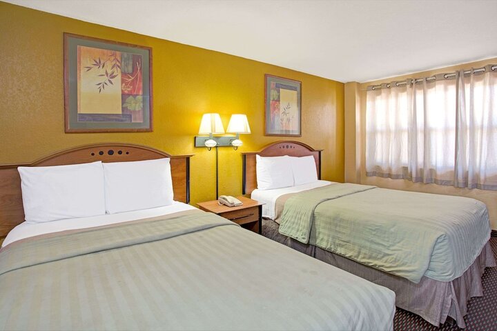 Room 10 of 14