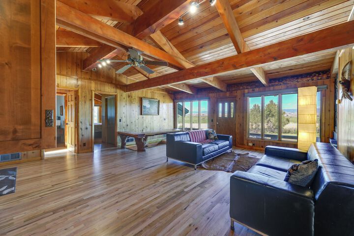 Spacious Pinedale Home w / Mountain Range View