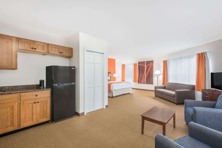 Howard Johnson by Wyndham Quincy / Boston