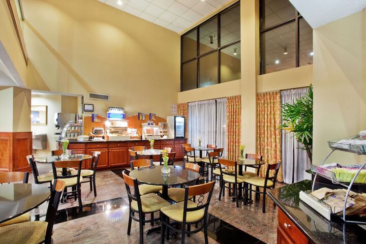 Holiday Inn Express Hotel & Suites by IHG