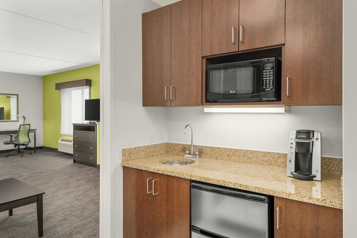 Holiday Inn Express & Suites Wilmington-Newark by IHG