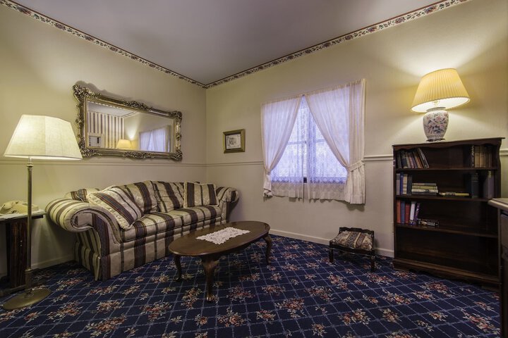 Room 25 of 38