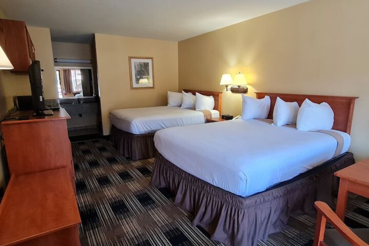 Oakridge Inn & Suites