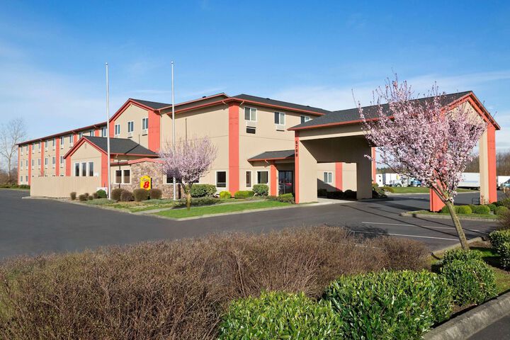 Super 8 by Wyndham Bellingham Airport / Ferndale