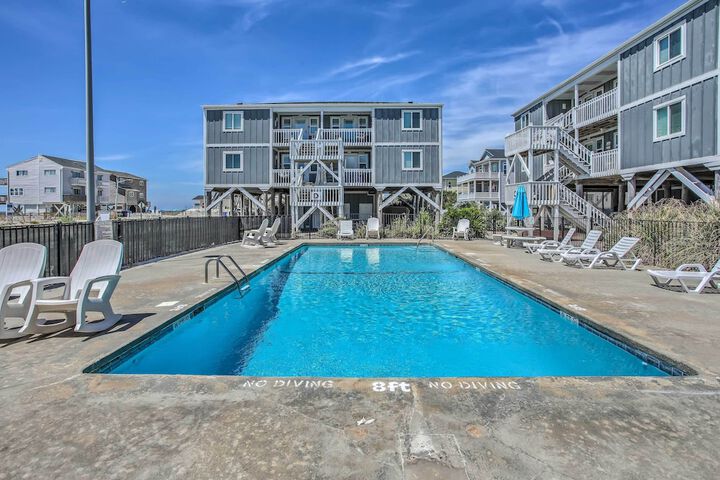 Ocean Isle Beach Condo w / Balcony: Steps to Shore!