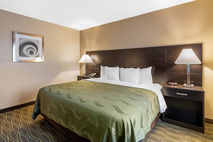 Quality Inn & Suites Des Moines - Merle Hay Road