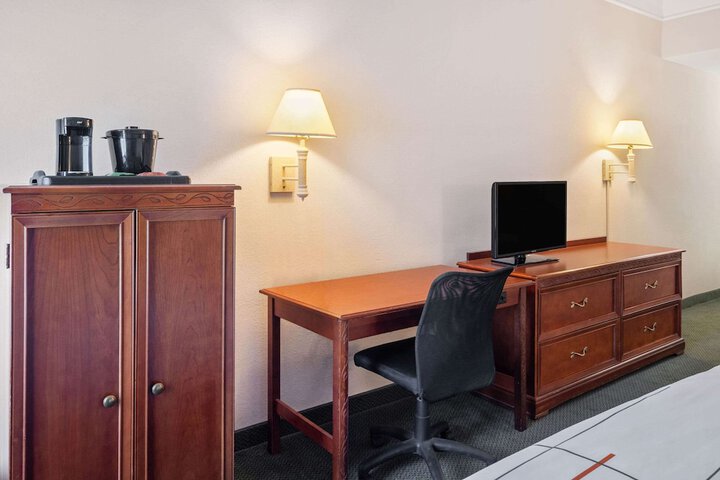 Room 13 of 36