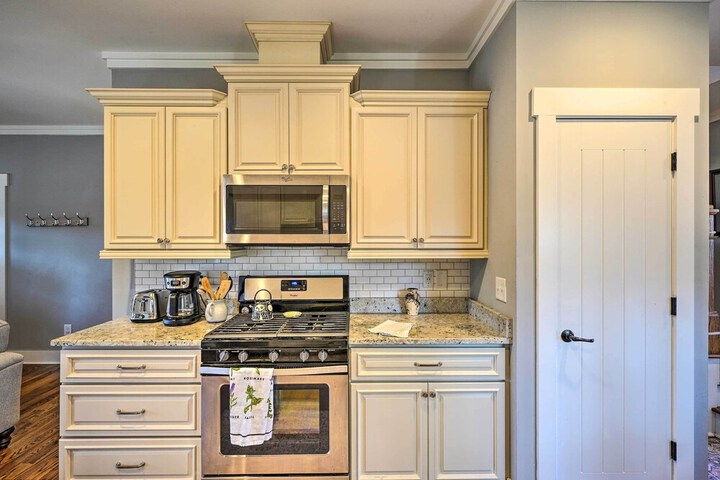 Cozy Southern Pines Retreat 1 Mi to Downtown!