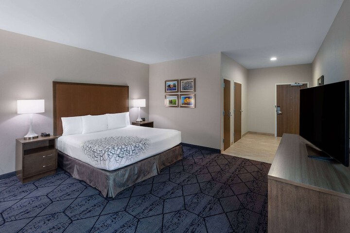La Quinta Inn & Suites by Wyndham Round Rock near Kalahari