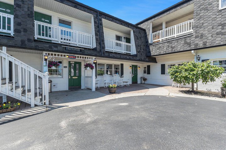 Snyders Shoreline Inn