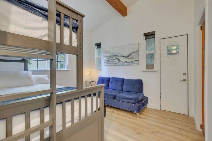 Lake Arrowhead Hideaway w / Deck & Hot Tub