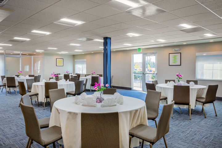 Holiday Inn Express & Suites Oroville Lake by IHG
