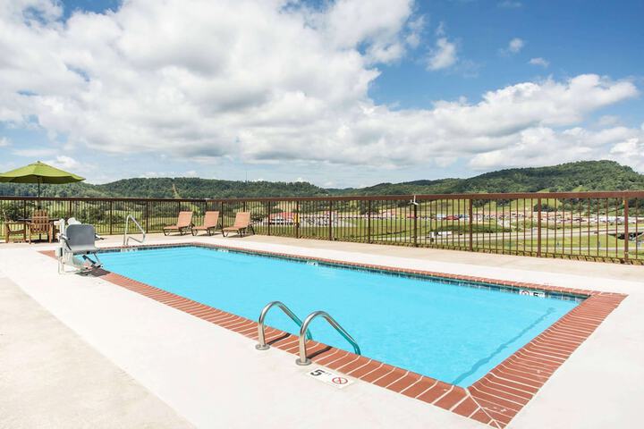 Days Inn & Suites by Wyndham Sutton Flatwoods