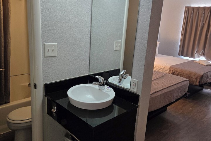 Room 14 of 40