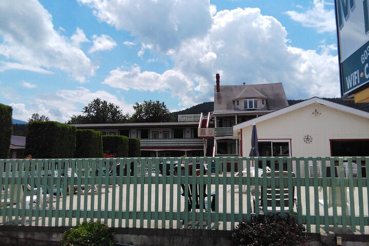 Northern Peaks Motor Inn