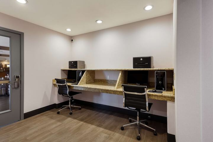 Business Center 30 of 30