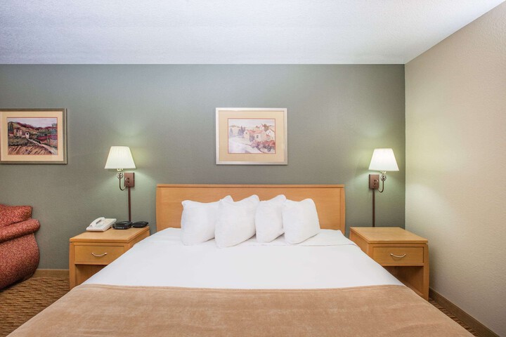 Ramada by Wyndham Spirit Lake / Okoboji