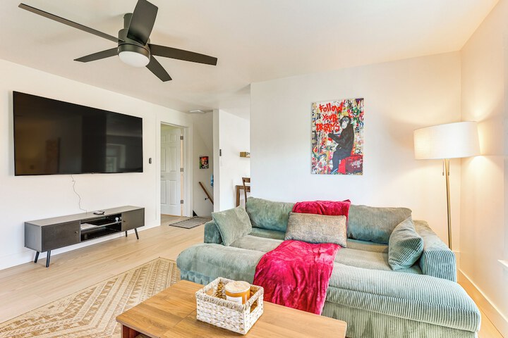 3 Mi to Downtown Youngstown: Apt w / Deck!