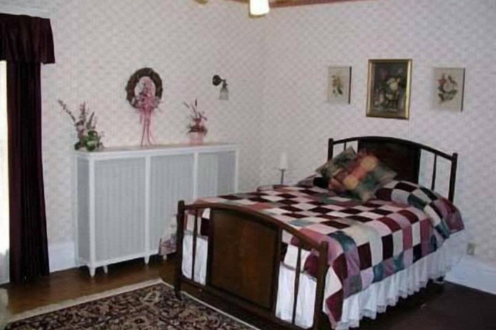 Chestnut Charm Bed & Breakfast