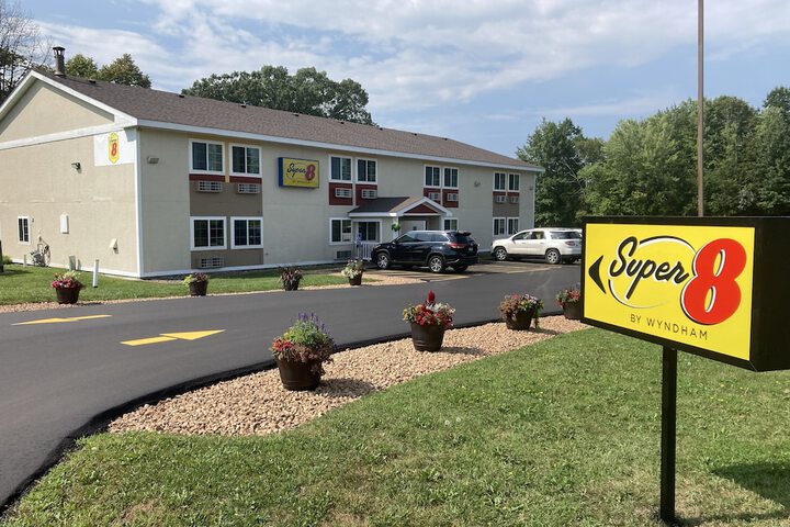 Super 8 by Wyndham Chisago City