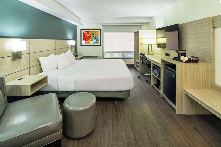 Room 32 of 64