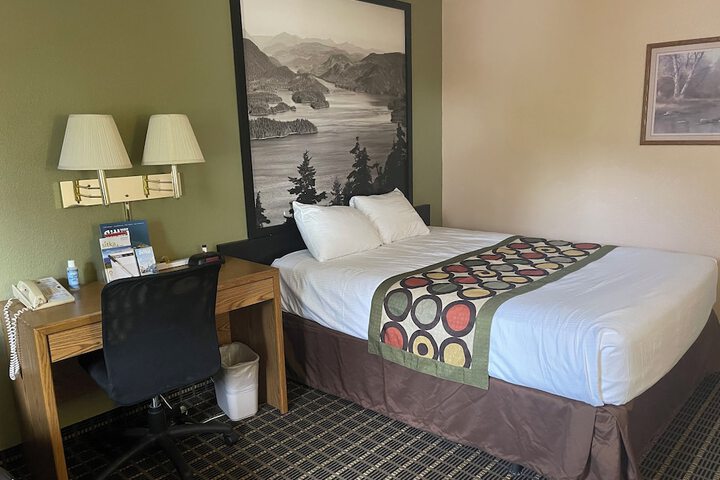 Room 5 of 8